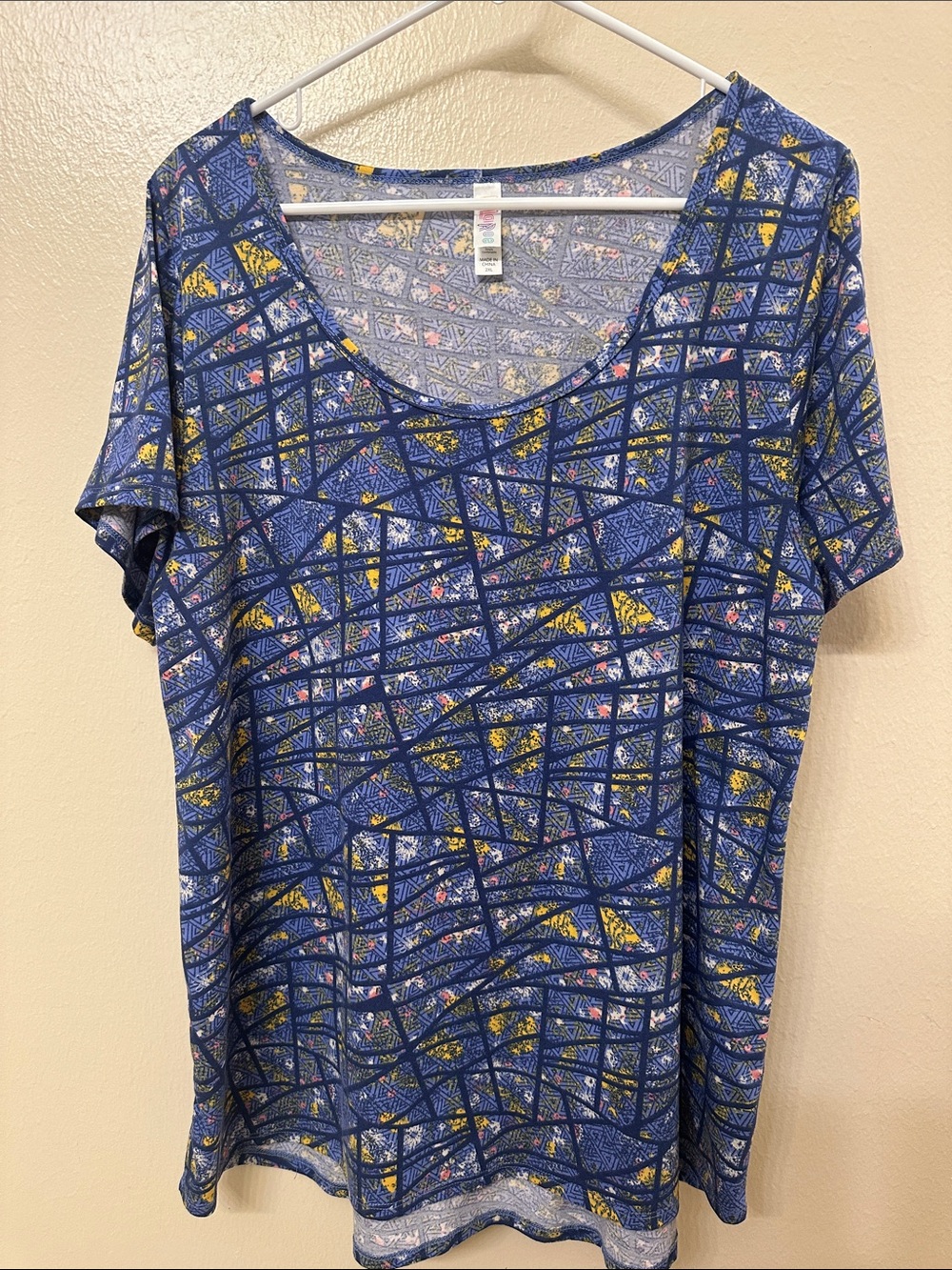 LuLaRoe Blue Geometric & Yellow Accent Short Sleeve Scoop Top